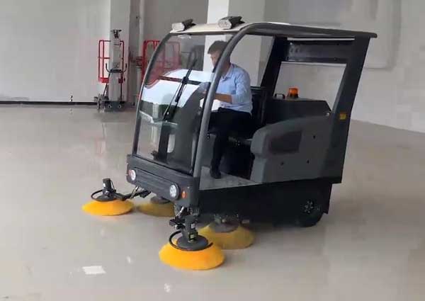 電動(dòng)掃地車廠家哪家好？?jī)r(jià)格怎么樣